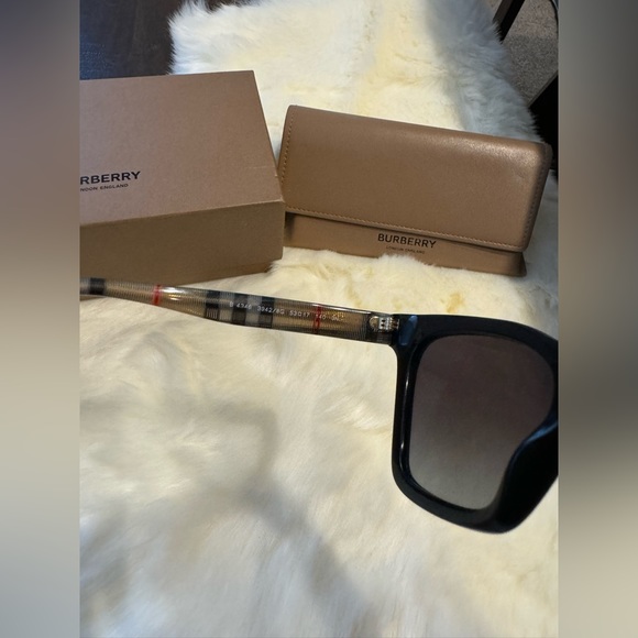 Burberry Elsa Sunglasses Black Light Grey Gradient Print main image 10